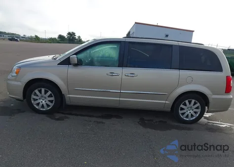 2015 Chrysler Town & Country Touring z USA, uszkodzony, nr VIN 2C4RC1BG3FR595973